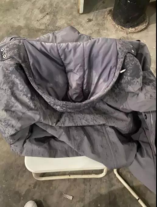 外衣被雨雪打濕，心里卻滿是干勁