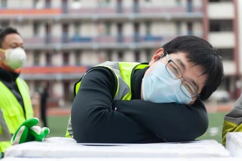 志愿者賈威：“累了，趴下歇會兒”